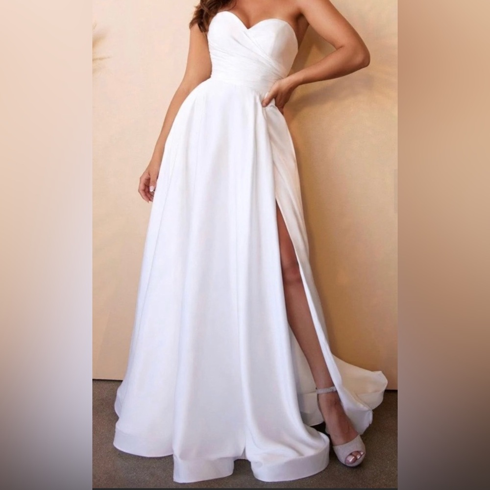 104 Elegant White Strapless Gown